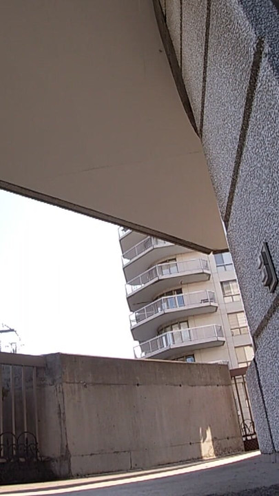Olgun iri güzel kadın kılıklı tv topuklu ayakkabılar ve mini elbise giyerek balkonda büyük bir risk alıyor | Klip 1
