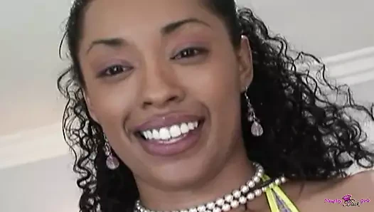 Doyumsuz zenci sürtük erkeğinin sıkı amcığını tüm pozisyonlarda parçalamasını istiyor