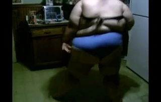 İri güzel kadın götünü sallıyor