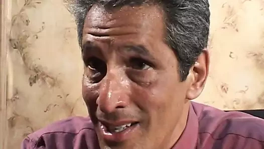 Küçük memeli bebek müdürün yarağını bir profesyonel gibi emiyor