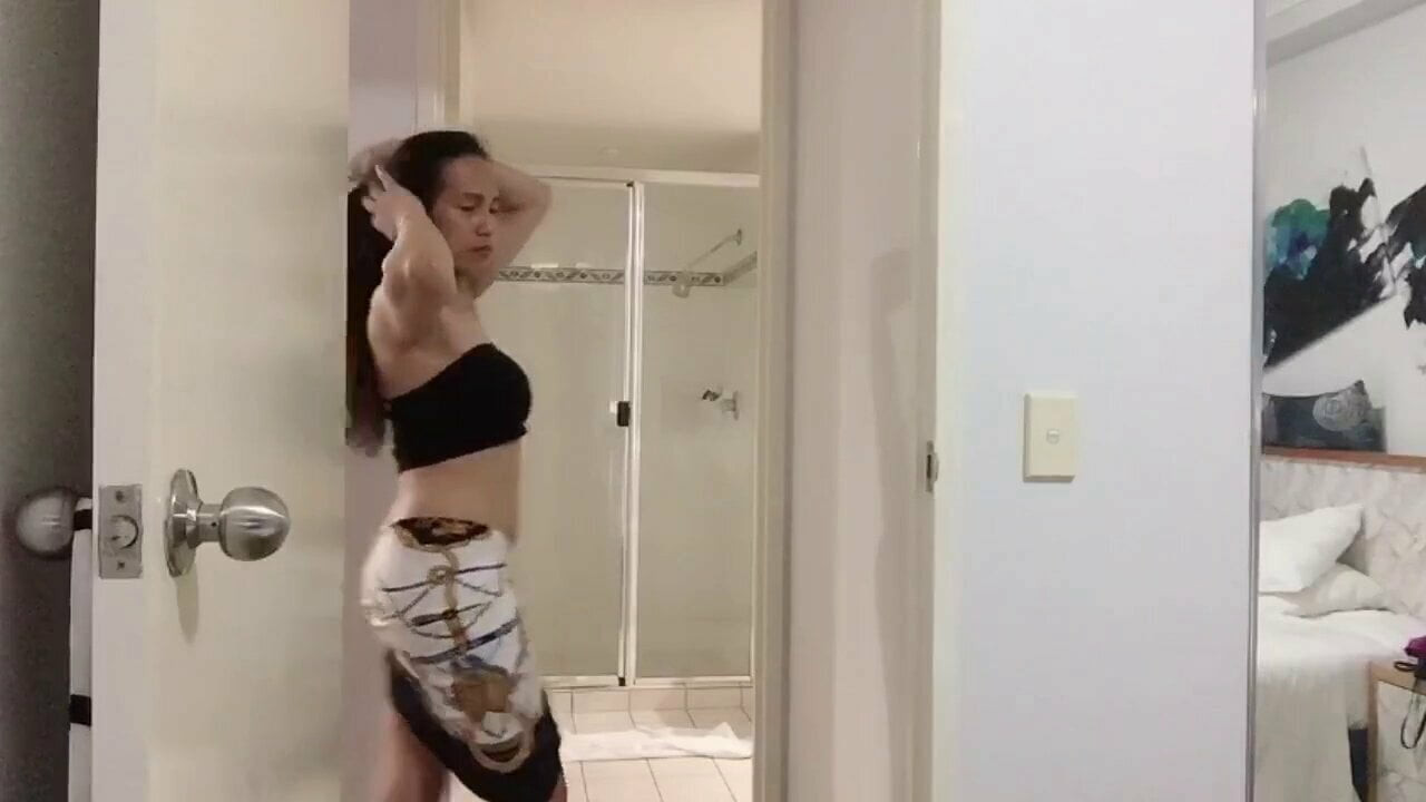 Asya trans anairb yapıyor seksi yavaş dans çıplak