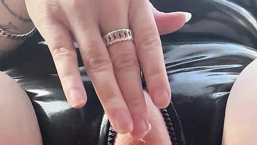 Lateks hissine bayılıyorum. Beni ıslatıyor