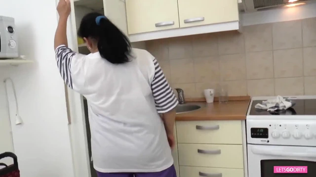 Nine Claudia genç bir adamı emiyor ve sikiyor