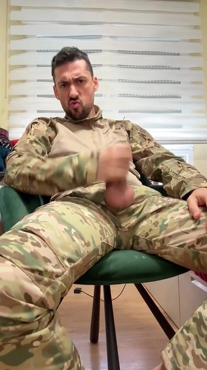 Eski asker mastürbasyon yapıyor ve cep amcığıyla oynuyor