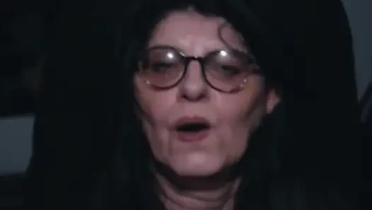 Olgun Kadın, Özgür Kulübünde Sert Toplu Seks Ile Sunuluyor