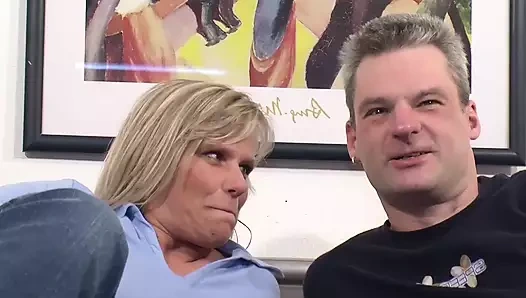 Susi 2 yarak istiyor ve erkeğinin önünde bunu yapmaya cesaret edemiyor