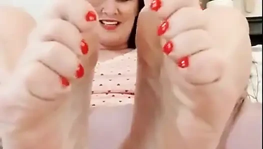 Seksi kırmızı ayak tırnakları yalınayak ayak tabanları