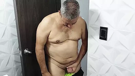 Üvey babasının yarağı duşta üvey kızının çıplak vücudunu görünce sertleşiyor