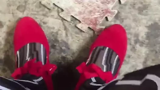 Siyah çoraplı ve mini etek