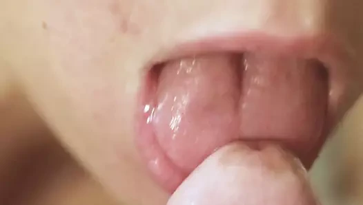 Kocası işteyken komşusunu emiyor