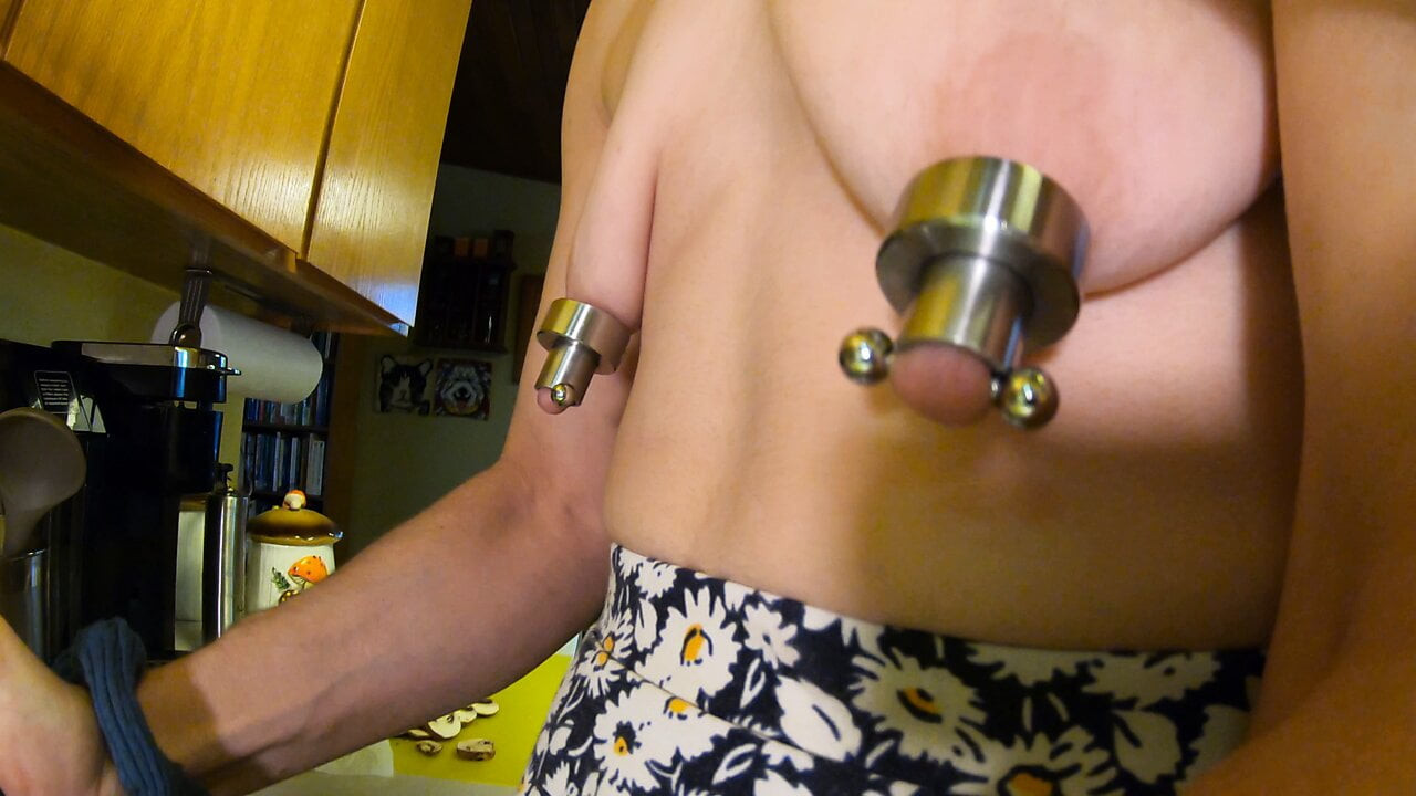 Mutfakta koca bir amcık, buttplugs, bir sürü yağ, deldi ateşli milf, kısa etek, sarkık memeler ve biraz yemek hazırlığı.