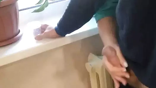 Hemşire aletimi gerizekalı ve ben 2 numaralı testler için bir kavanoza ateş ediyorum