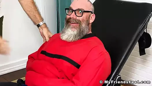 Büyük sakallı bağlı iri parça kadın dom tarafından gıdıklıyor