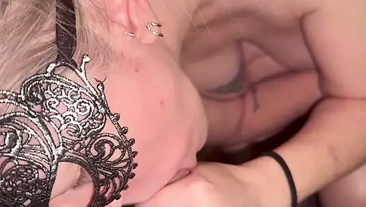 Evli kadın bakış açısıyla sikini emiyor ve sana ödülünü gösteriyor