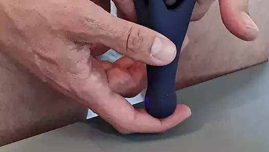 Yarağımdaki bekaret kafesi vibratör ve anal göt tıkacıyla oynuyor