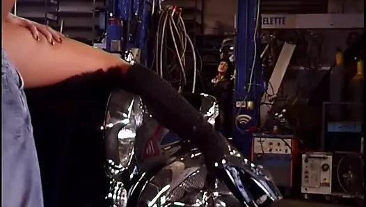 sarışın MİLF içinde iç çamaşırı ve bot alır raylı itibaren arkasından içinde bir garaj