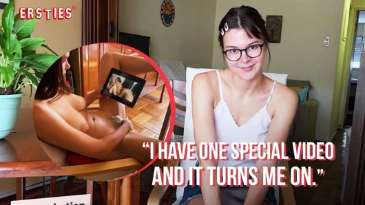 Ersties - esmer güzel kız seksi bir üçlü videoya mastürbasyon yapıyor