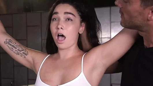 Esaret içinde esmer yalvarır ve lütfen için boşalmak