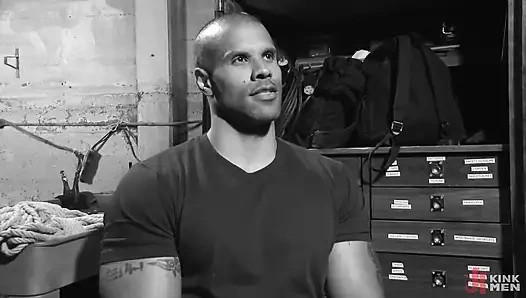 Kaslı tanrı Robert Axel meydan okuyor!