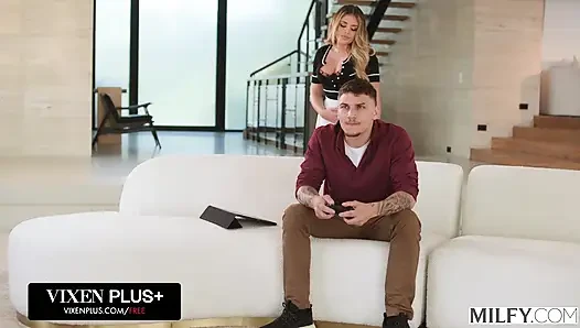 Orta yaşlı seksi altın avcısı hizmetçi Vivianne genç girişimciyi baştan çıkarıyor