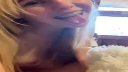 Mutfakta genç sarışın oyun