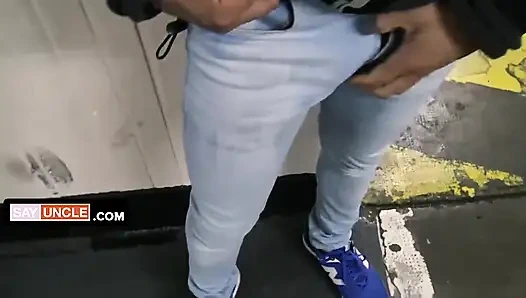 Yakışıklı latin adam gırtlağına kadar alıyor ve yabancının büyük yarağına biniyor ve sonra dölünü göt deliğine alıyor