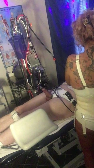 Kauçuk hemşire hasta sağım makinesini kullanır