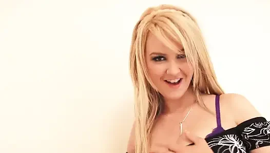 Tombul sarışın güzel Katie K. seks oyuncağıyla sikişmeden önce amını parmaklarıyla ısıt