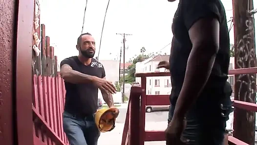 Dövmeli adamın sikecek siyah bir götü var