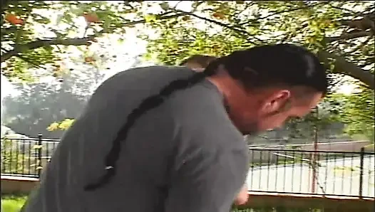 Emdiği orta yaşlı seksi kadın amcığını seviyor