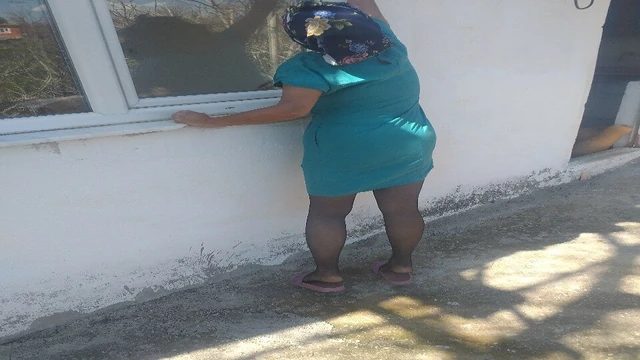 Cam silen seksi temizlikçi uyandırmak istiyor