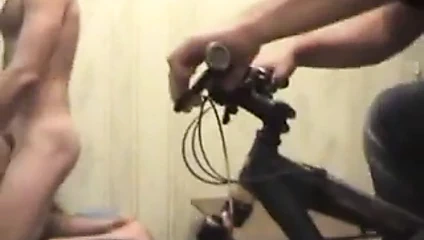 Çıplak kolej kız seks zevk için bir cihaz gibi kullanılır