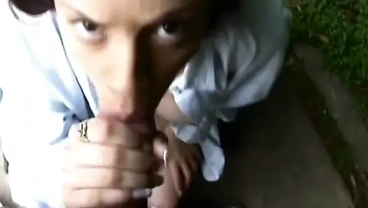 Esmer hatun açık havada büyük yarak emiyor ve patlamalı orgazm oluyor