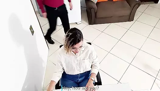 Sekreter ofiste patronu tarafından göt deliğini kullanıyor.