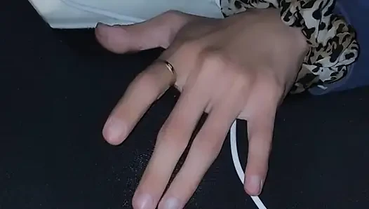 Porno izliyorum ve o kadar heyecanlanıp kendime dokunuyorum