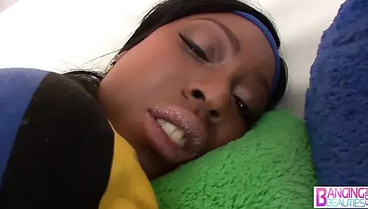 Anal interracial con Janea Jolie y diosa del culo Café Marrón