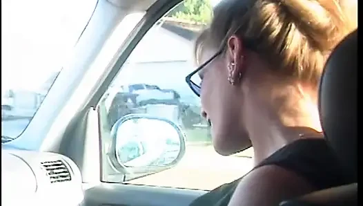 Randy dziwka ssie kutasa i ma cipkę bez kości na ławce w parku, a następnie pije spermę