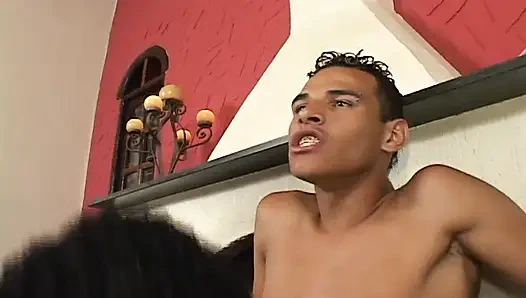 Latin eşcinsel poposu büyük zenci yarağı tarafından derinden sikiliyor - ırklararası göt dölleme