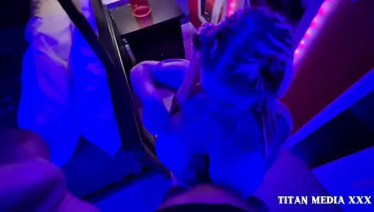 İri güzel orta yaşlı seksi kadın büyük zenci yarağını katlediyor ve yüzüne boşalma bakış açısı