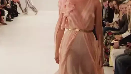 Nathalie emmanuel podyumda modellik yapıyor