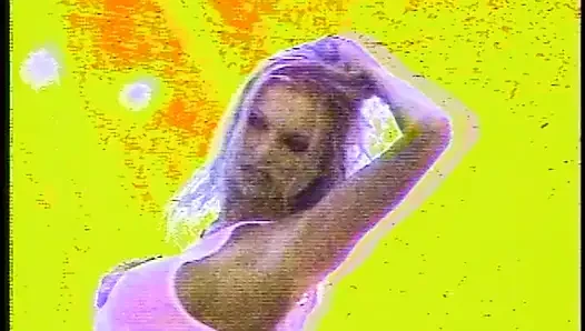 Seksi sarışın güzel kadın sert sikilmeden önce erkeklerin yüzüne amıyla biniyor