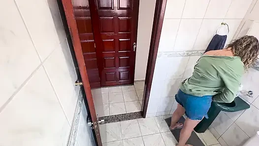 Bir akrabası banyoda üvey yeğenine sürtünerek boşalıyor.
