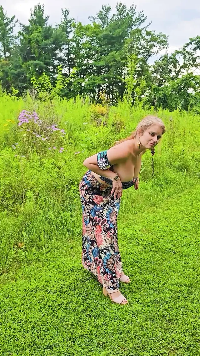 BIG MATURE MOMMY TITTY outdoor clips from my ONLYFAN Page released