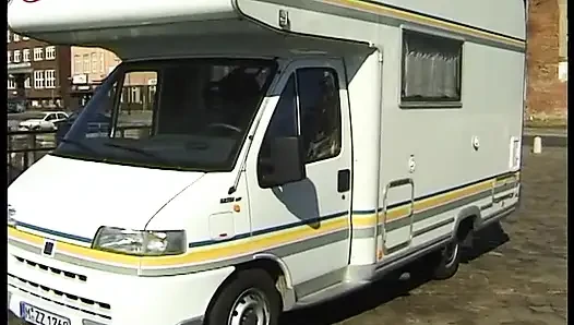 Külotlu çoraplı kız ambulansta büyük bir yarağı sikiyor ve götüne boşalma