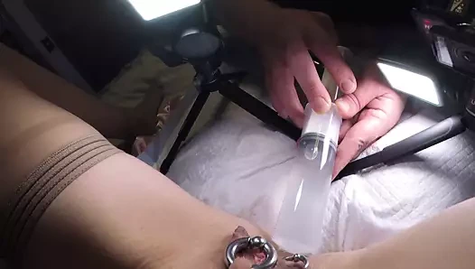 Uzun amcık, uzun bir günün ardından dinleniyor.