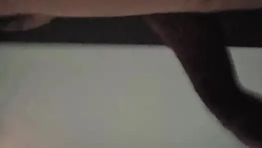 Ayak parmaklarını emiyor