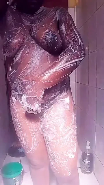 Çok azgın olduğum için dildomu kullanabilmem için banyo yapmak zorunda kaldım