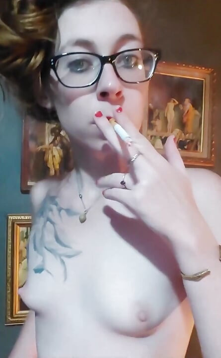 Sigara içiyor