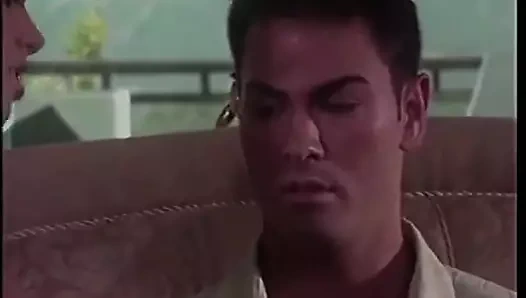 Yaramaz sarışın kanepede büyük bir yarakla amını açıyor