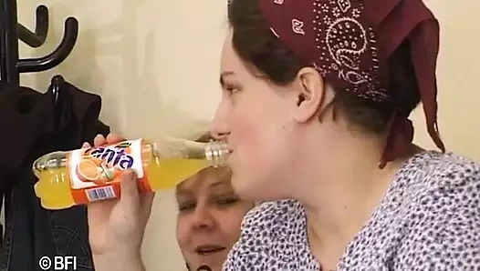 Olgun iri güzel sürtükler ve futbolcularıyla grup seks